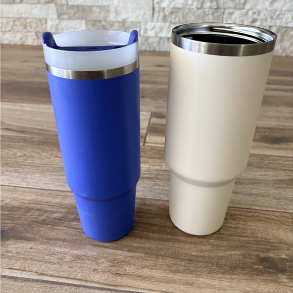 Stanley Iris Blue Water Bottle 30oz & Stanley Cream 40oz bundle of 2 - Picture 8 of 12